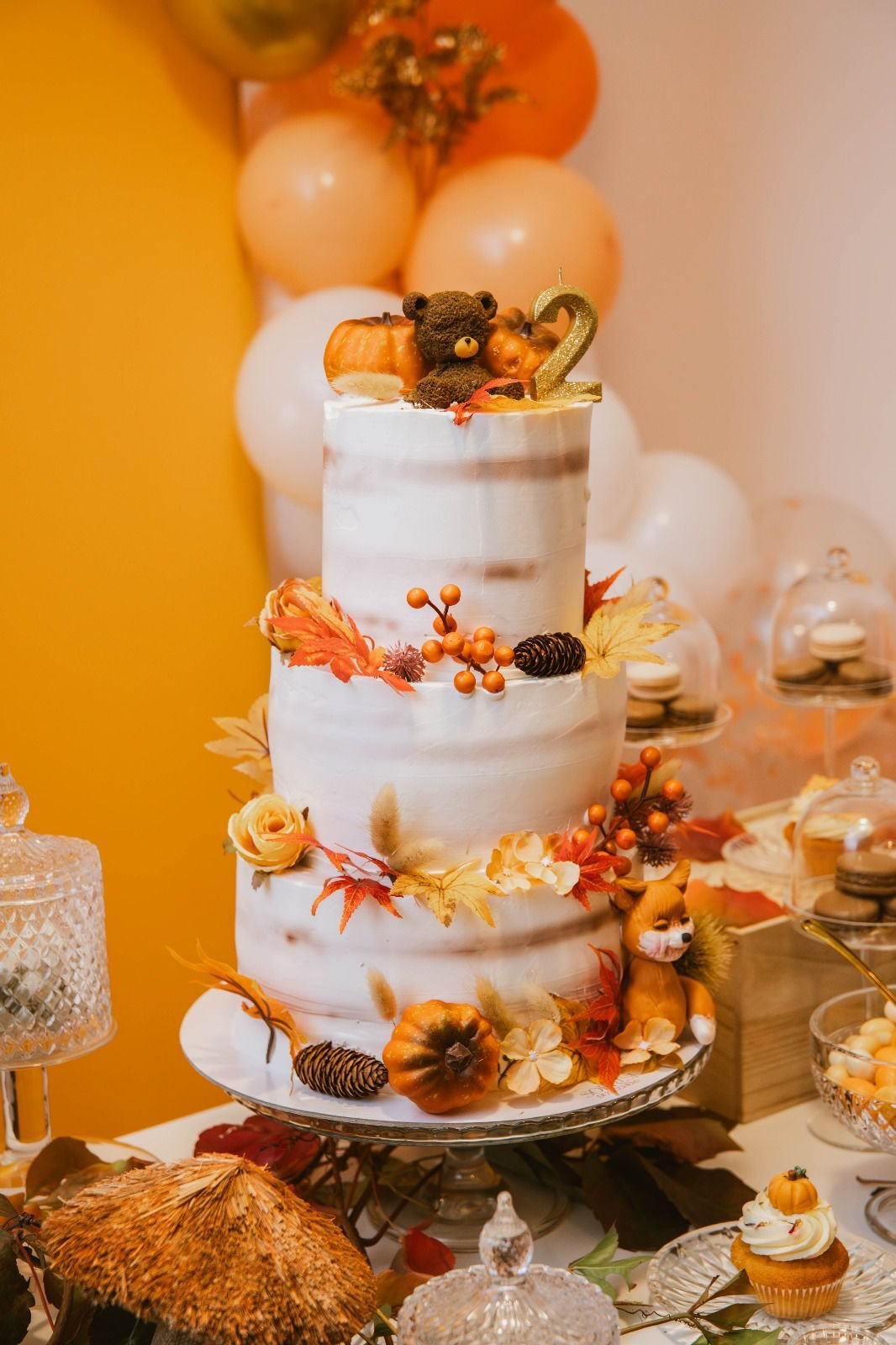 Dettaglio decorazioni della torta a tema autunnale